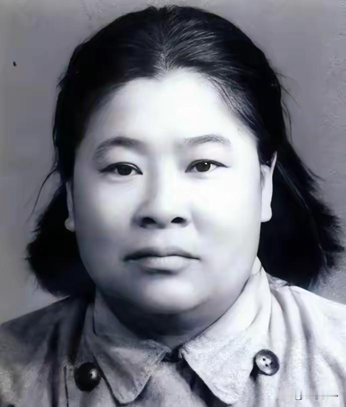 这是1995年，梅葆玖先生收徒李胜素时的合影。当时李胜素29岁，梅葆玖先生61岁