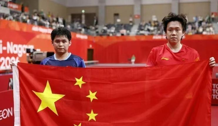 林诗栋4-0赢了王楚钦，赛后俩人一起举国旗合影。
就这么个画面，网上吵翻了。
有