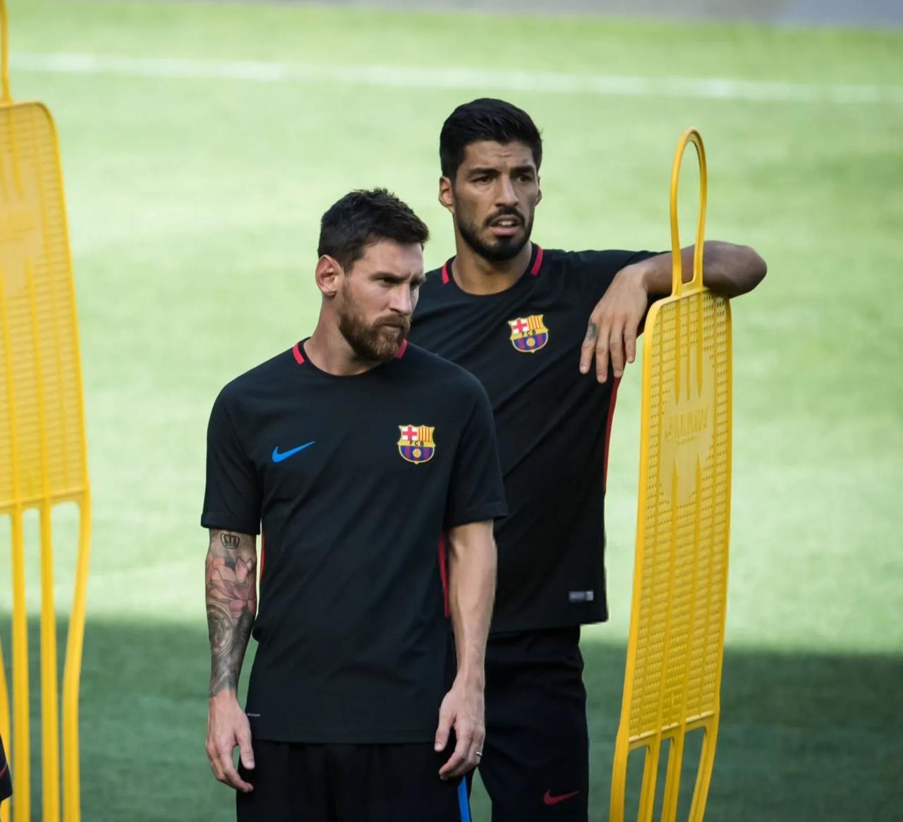 不看衣服，然后呢？感觉什么都没变，但就是变了，梅西和苏亚雷斯……真的变了。[捂脸