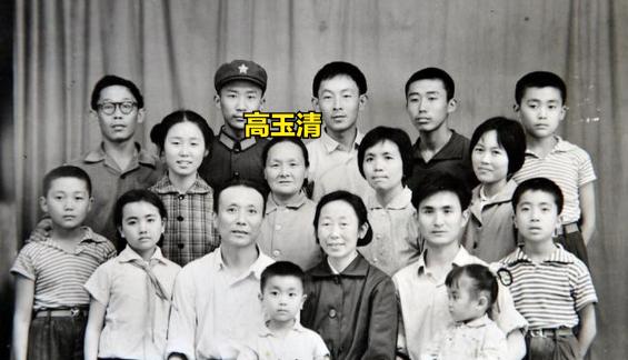 1966年深秋，一对干部夫妇突然被带走，临走前，把六个孩子托付给了家中保姆，10