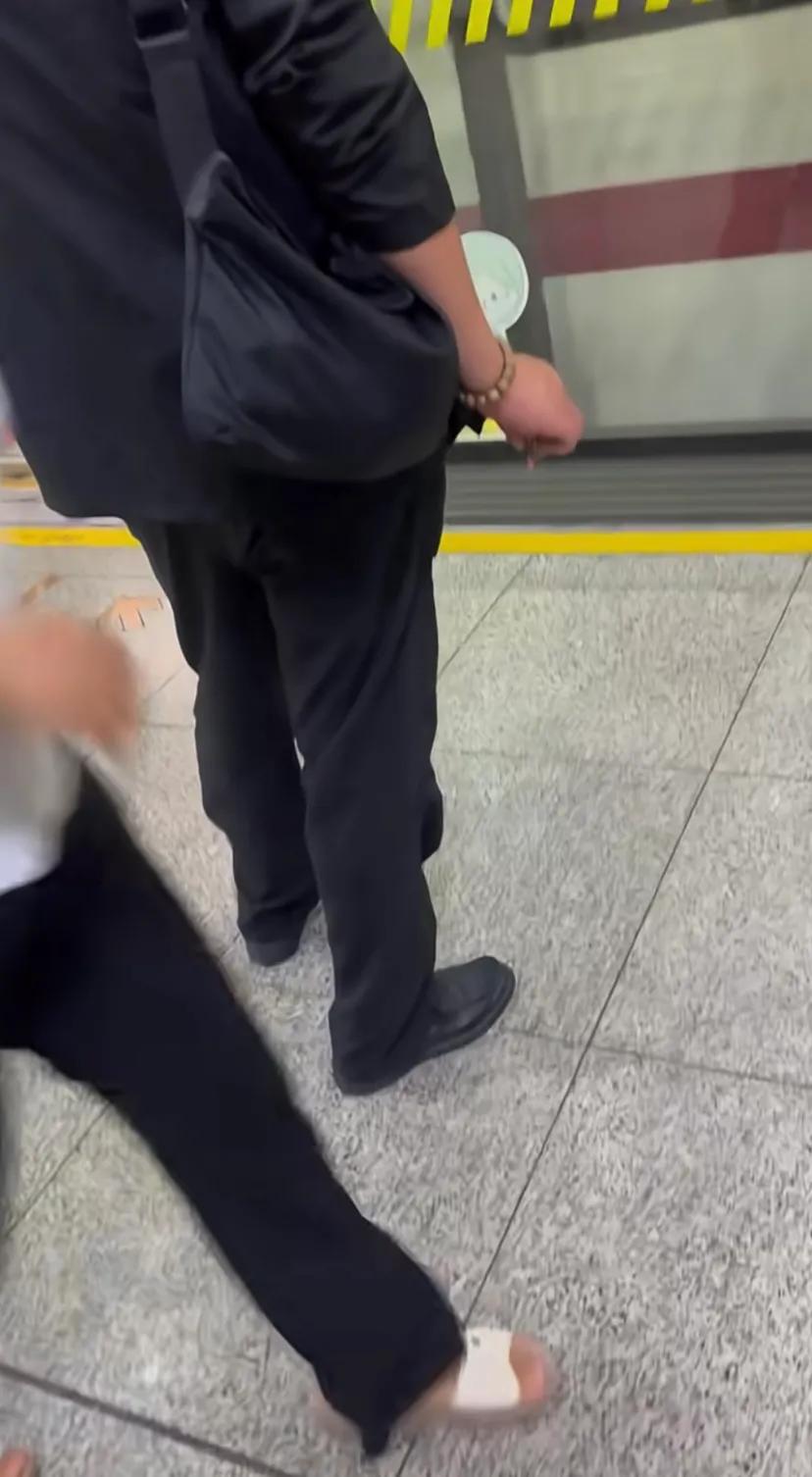 哎呦喂！网友爆料，上海地铁一名男子公然在扶梯站台抽香烟！无语！！！[发怒]