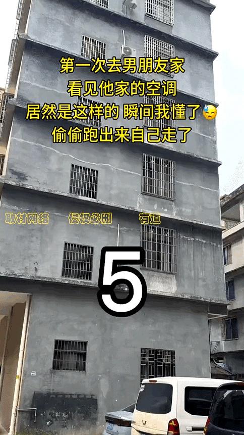 在男朋友家看房时，进门抬头那一眼，心里就凉了。
客厅两台挂机正对餐桌，卧室门楣上