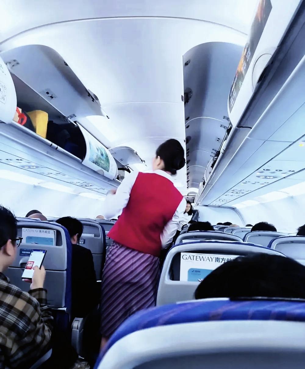 南航内部爆料：空乘带航班剩余物品回家成常态，堪称隐形福利
 
南航内部消息流出，