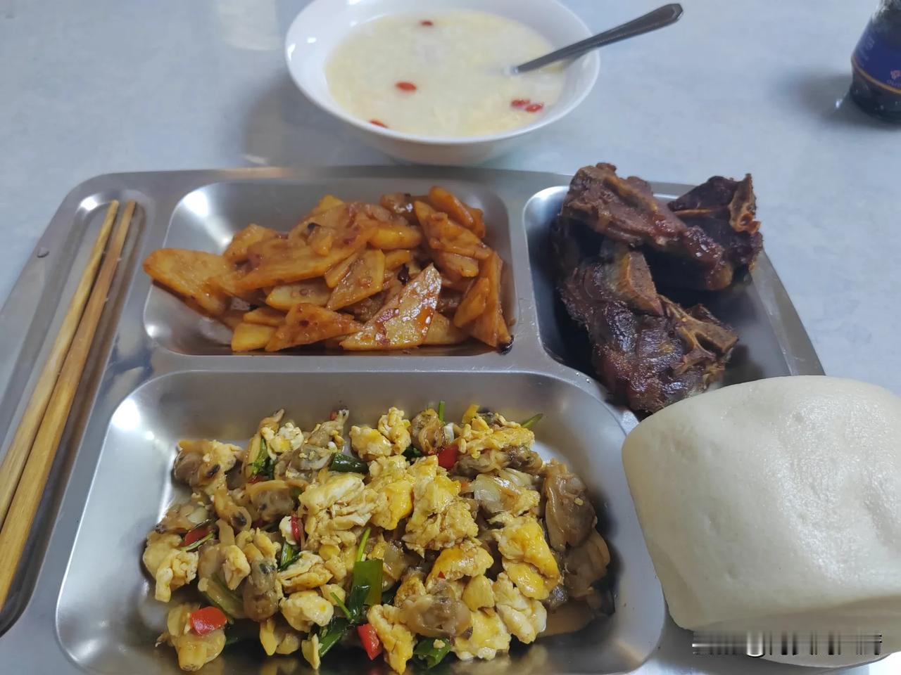鱼库里还有一箱多蛤蜊肉，以前吧我都是做汤用，今天下午我换了一个吃法，蛤蜊肉炒鸡蛋