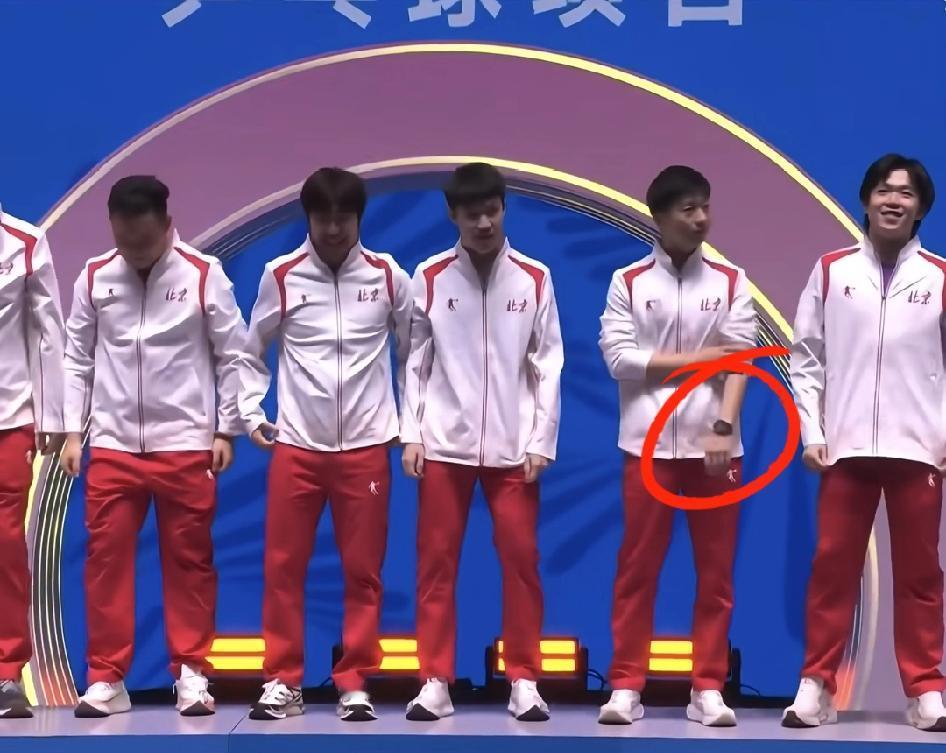 马龙撸起袖子我们就明白了，敬业的代言人！

全运会乒乓球男团决赛北京队3:1战胜