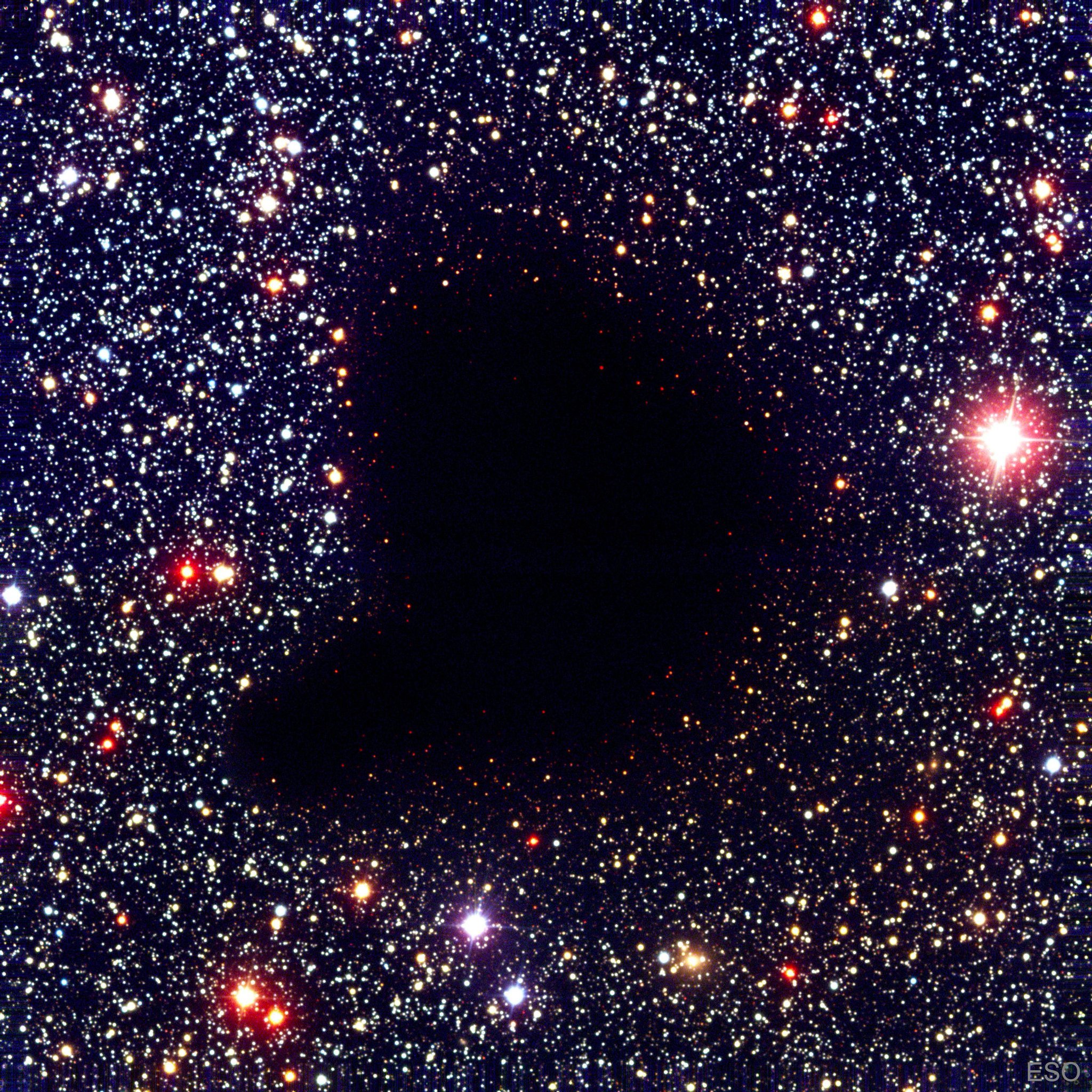 巴纳德68是位于蛇夫座的一个暗星云，其中的尘埃非常厚，遮住了后面的星光，因此它常
