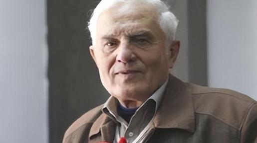 1938年，一名外国婴儿在天津一家教会医院呱呱落地，亲生父母急着离开中国，把这个