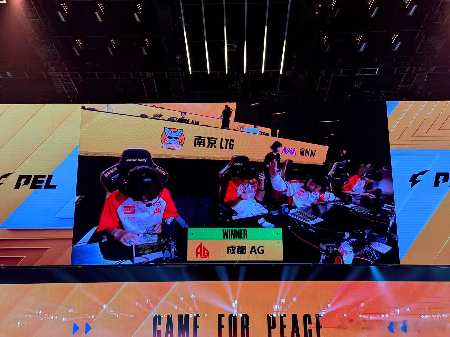 AG13淘汰吃鸡AG单局狂揽13淘汰，满编横扫战场拿下这一鸡，太强了！ 