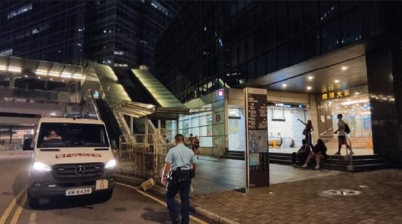 香港中环环球大厦一名证券行交易员，涉嫌盗窃被捕。消息指该名交易员在最近半年，涉嫌