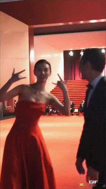 为了能在刘德华身边蹭点流量，一位不知名的十八线艺人，不停的在刘德华身边手舞足蹈，