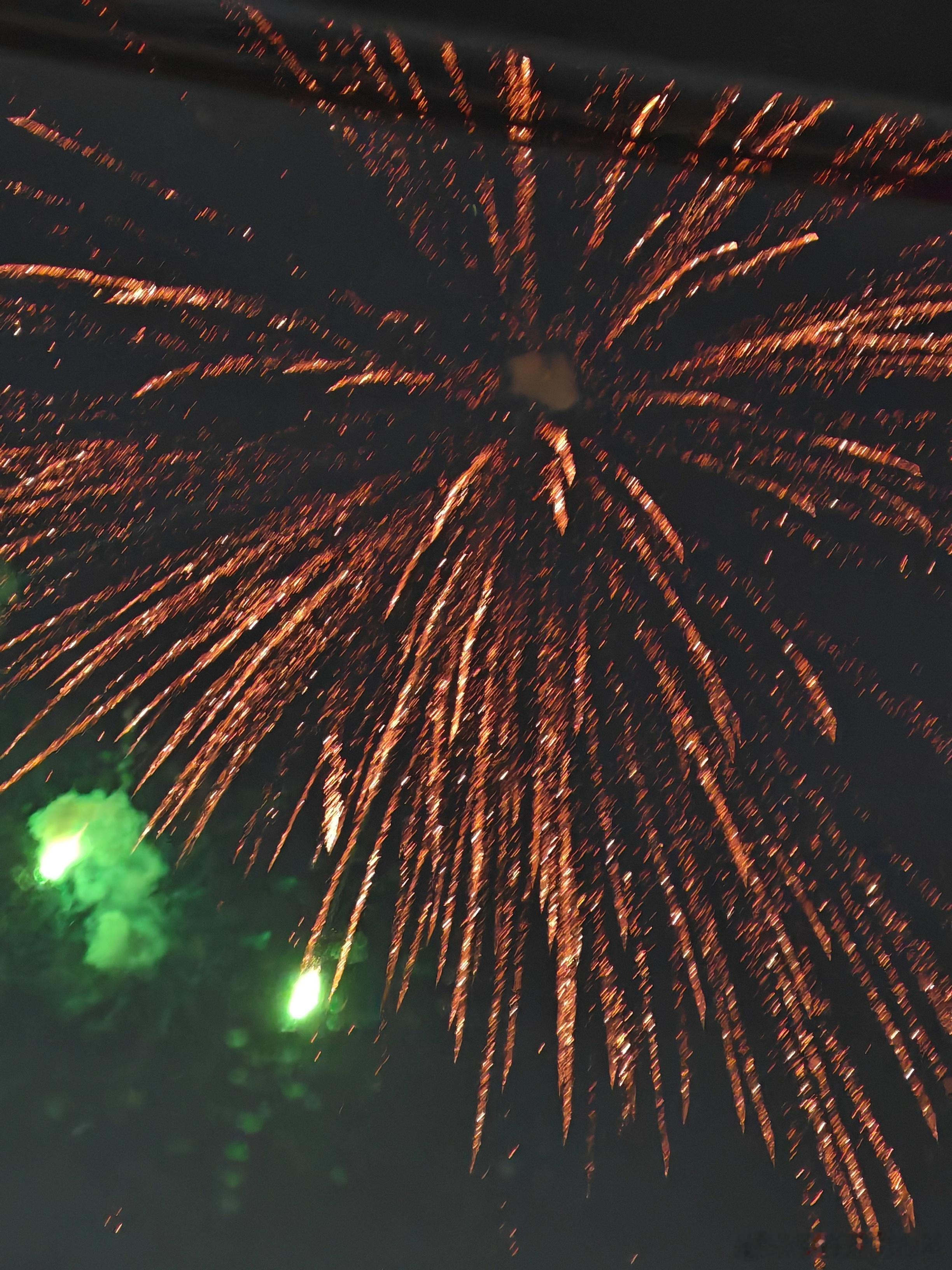 这个点，到处都是鞭炮声，