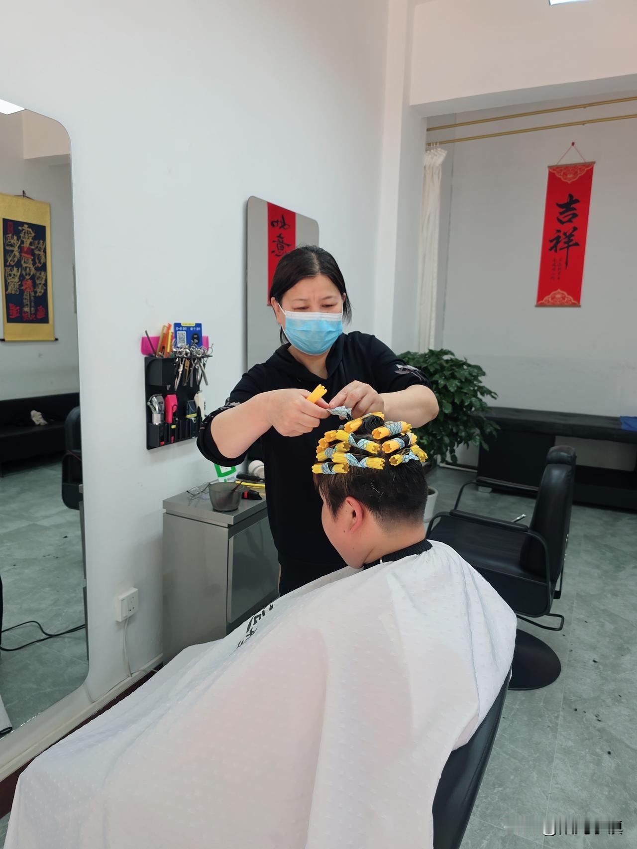 理发店一个妹妹说了一番话，我觉得有道理……

去理发店时，这个妹妹正在给一位女士
