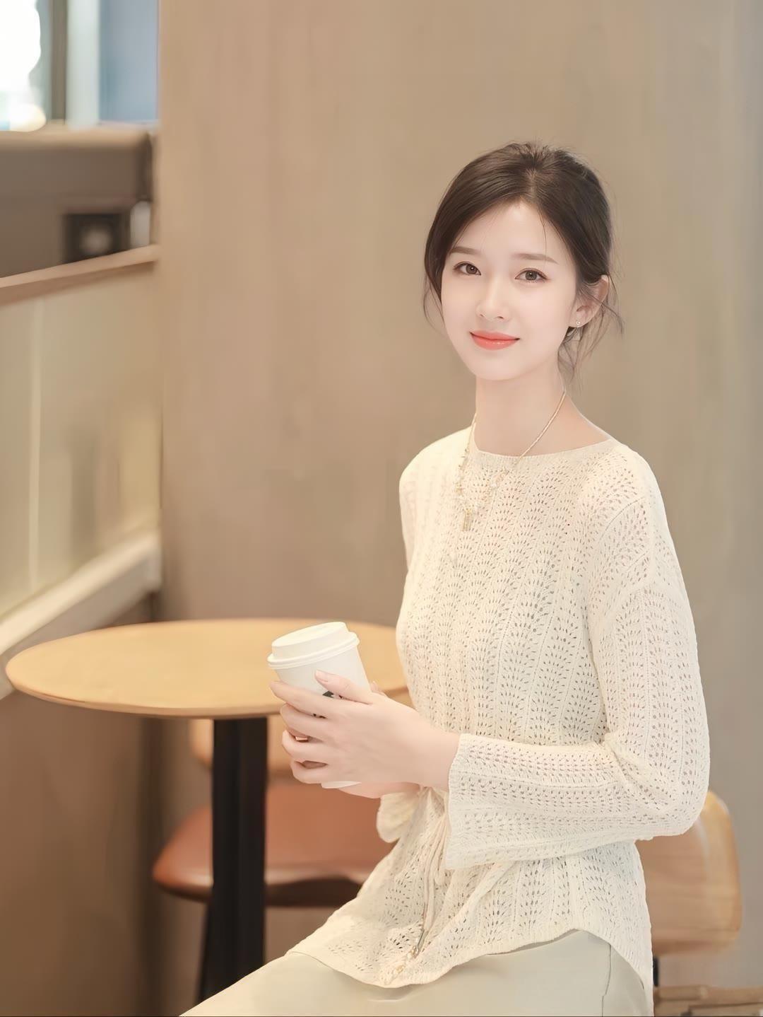 日子不必赶，时光是缓的，
她抬眸时，
整个午后都浸在了软糖色的静。