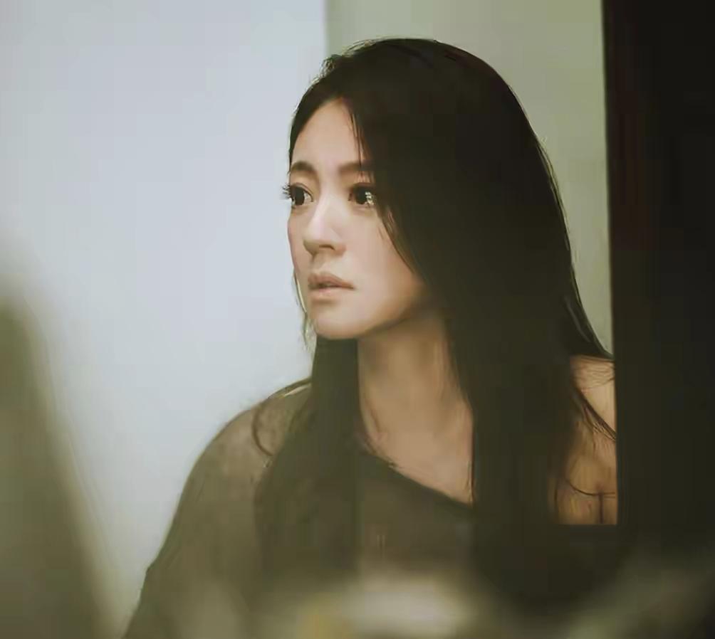 陈荣炼虽然如今去坐牢了，可是账户上还是有钱的，安以轩还想着去取钱，但是被拒绝了。