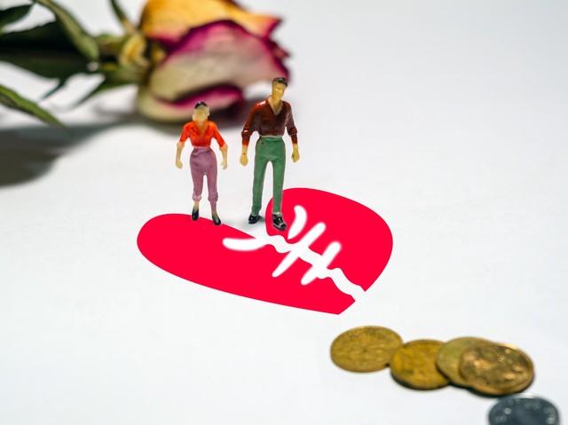 “女子产后半月被男友起诉返还彩礼”引热议 律师解读彩礼返还比例、嫁妆退还等焦点