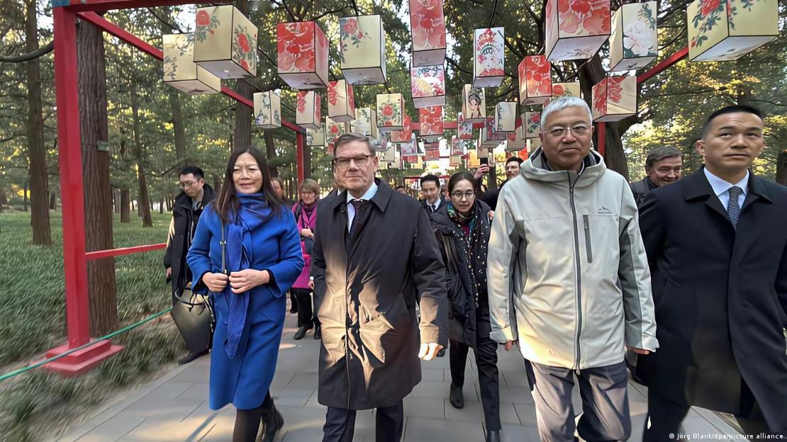 德国外长瓦德富尔访问东大，感受东文氛围。他具有法学博士学位，中校军衔，基督教民主