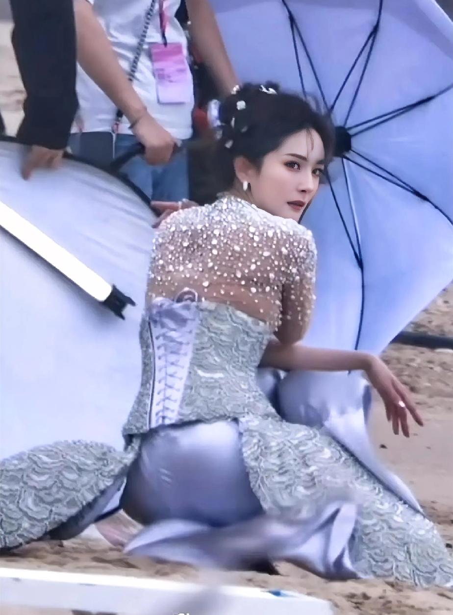 事实证明，杨幂没有垫臀，
有点分析能力的人都能看出来。
只是她的身材太好，让黑粉