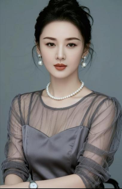 做人实不易，
处世之道也难。
年轻时，
我总爱争个对错，
看到别人的问题就想指出