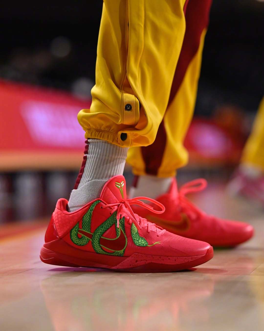 昨天NCAA女篮很特别的一场比赛，南加大和康涅狄格的球员都穿着科比球鞋，这应该也