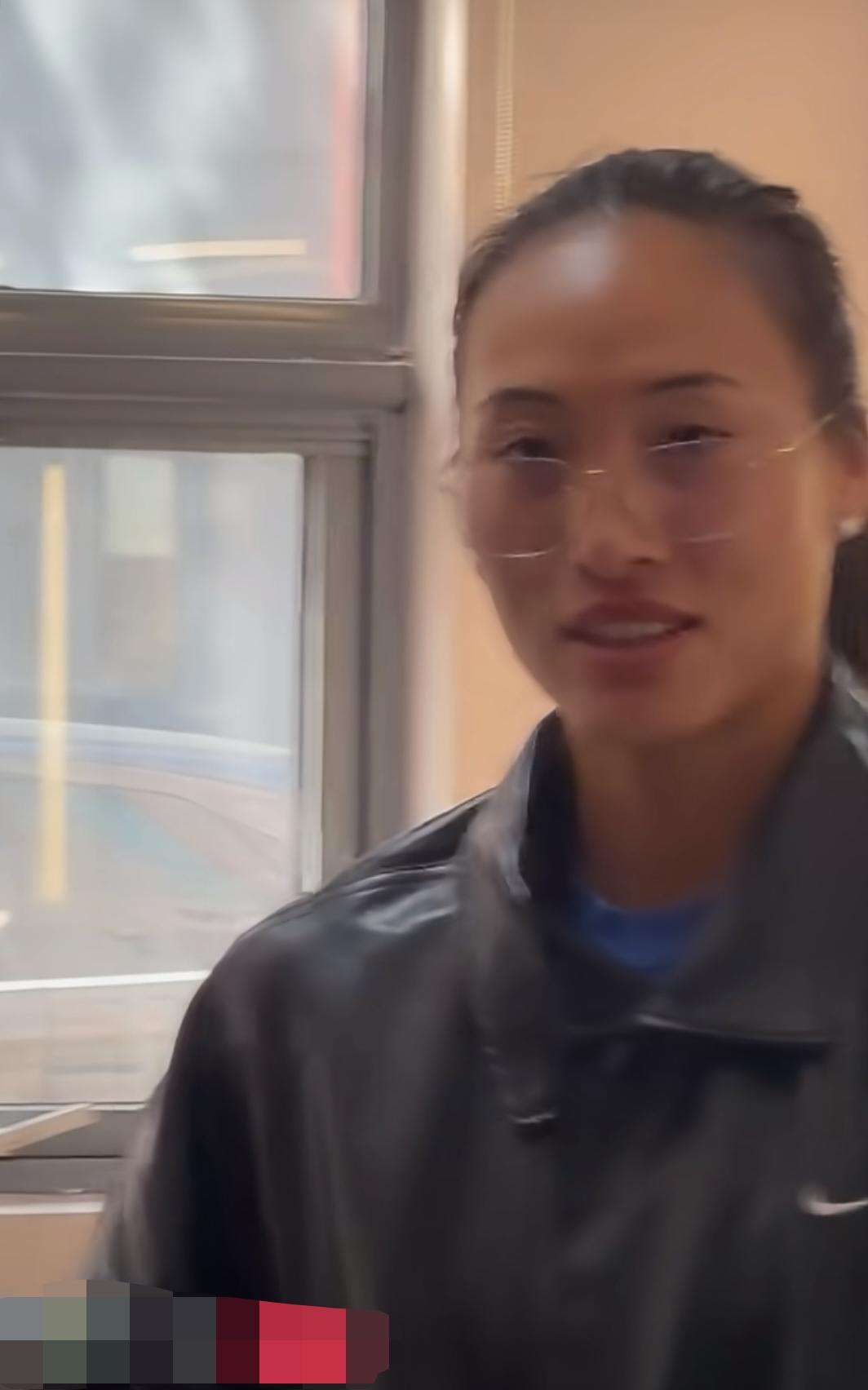 戴眼镜的郑钦文，大家应该都没有看到过吧？
4月2日，网友在星光影视园一化妆间门口