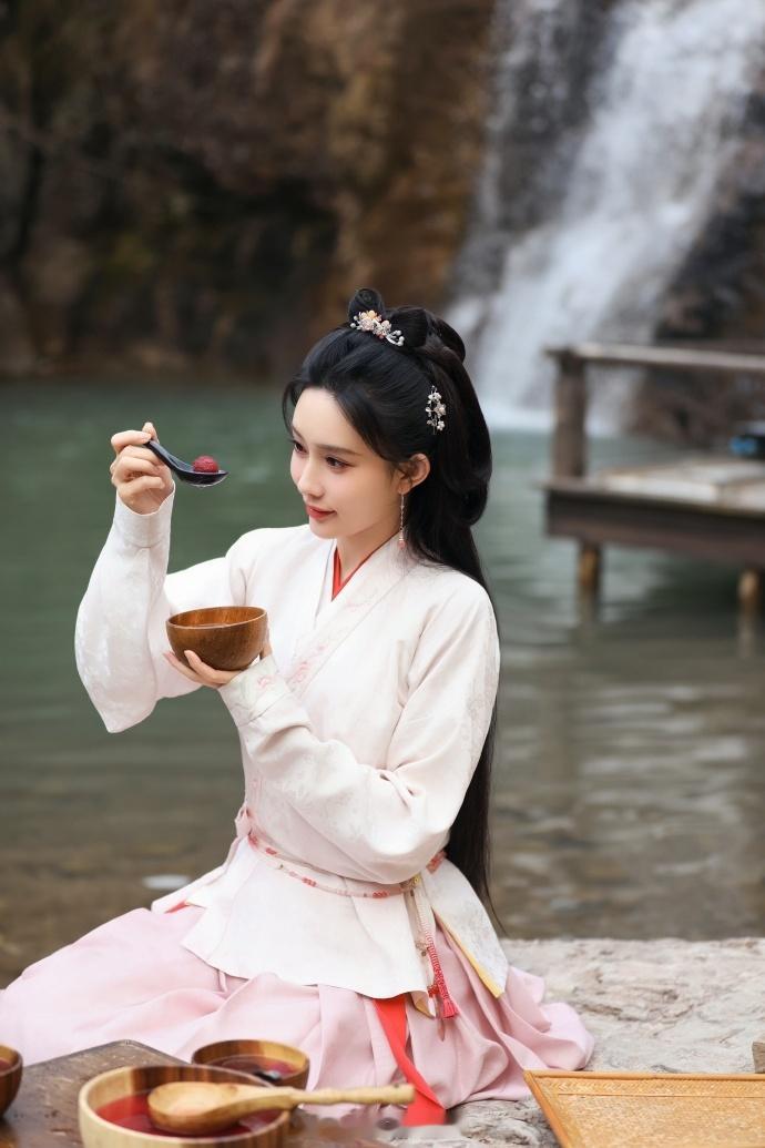 孟子义窦昭纪念剧照孟子义窦昭一周年纪念剧照 雪中相逢的瞬间定格永恒，窦昭与宋墨的