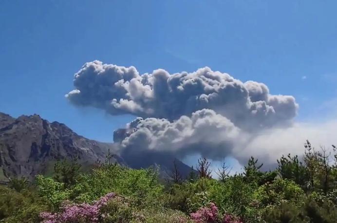 日本又出事了，这次既不是地震，也不是核污水，而是火山喷发了！

6 月 7 日上