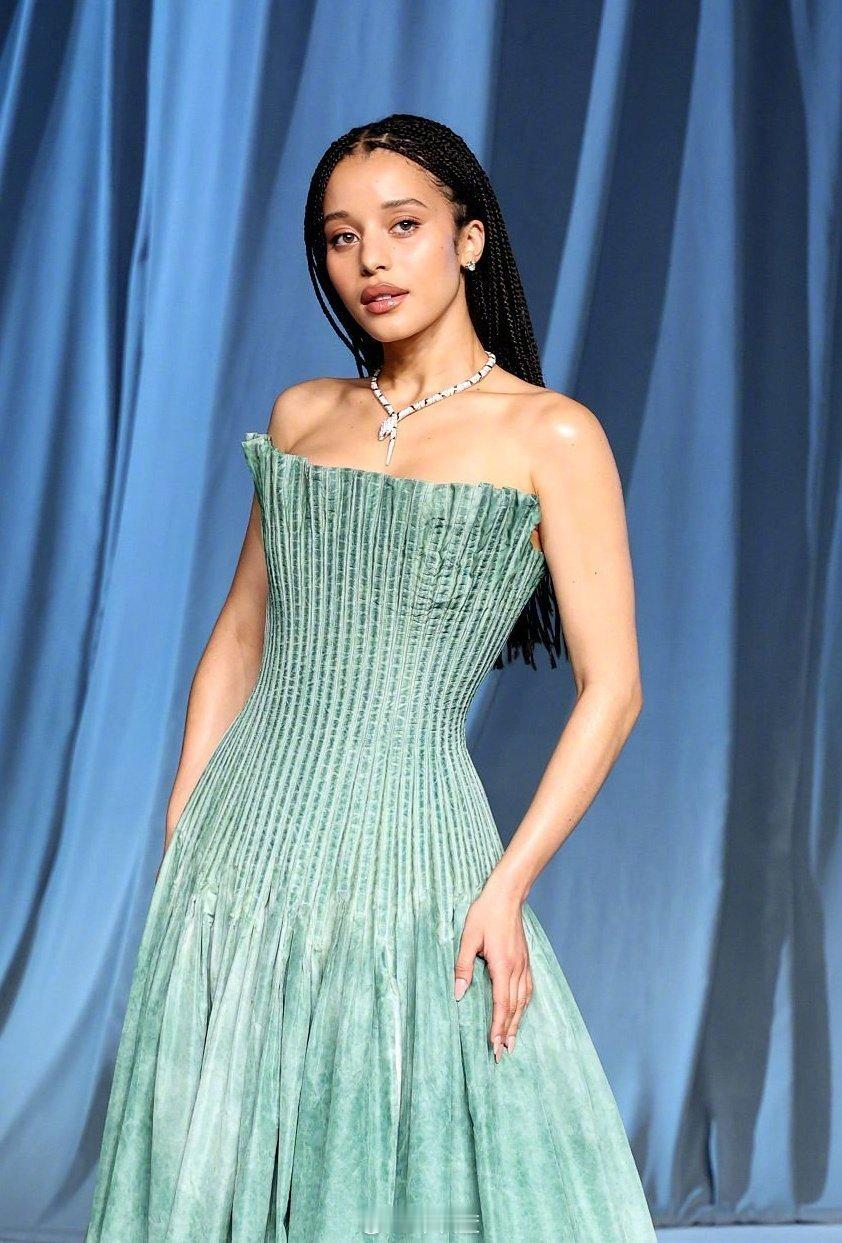 在电影「一战再战」里演女儿的00后新星蔡斯·英菲尼迪，也出席了今天的奥斯卡电影博