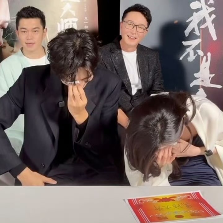一进去看到两个头顶笑到不停擦眼泪，这谁家好人剧宣主演笑成这样啊，完全被感染到了，