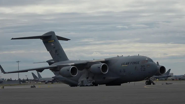 据环球时报报道，美军C-17运输机降落在伊斯兰堡附近的空军基地，美伊代表团即将在