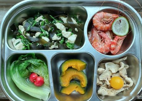 关晓彤今天吃饺子了关晓彤入伏吃饺子入伏这天，关晓彤分享妈妈包的鲅鱼馅饺子，这份小