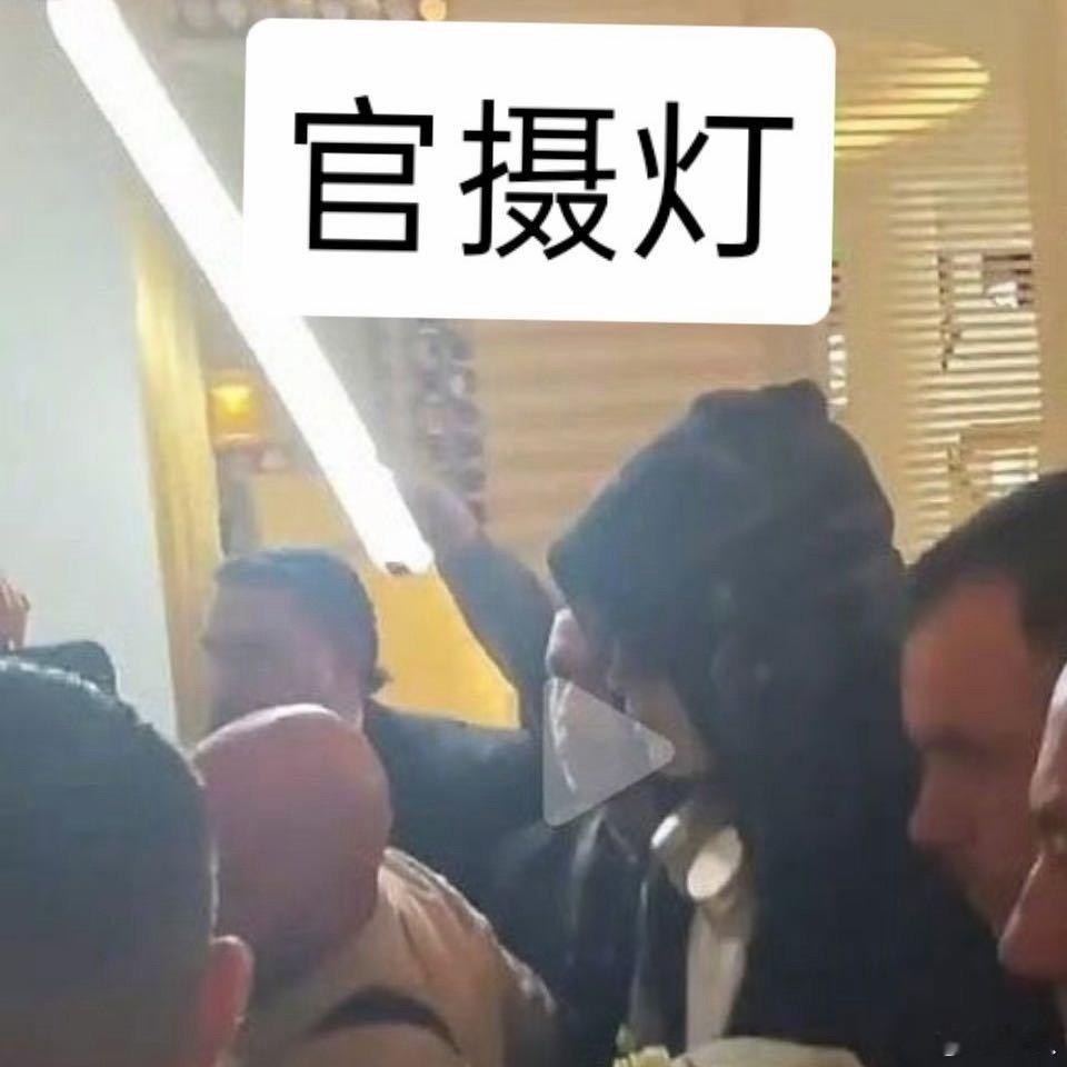 田栩宁粉丝澄清机场打灯田栩宁一个是媒体灯一个是官摄灯 田栩宁粉丝澄清机场打灯，一