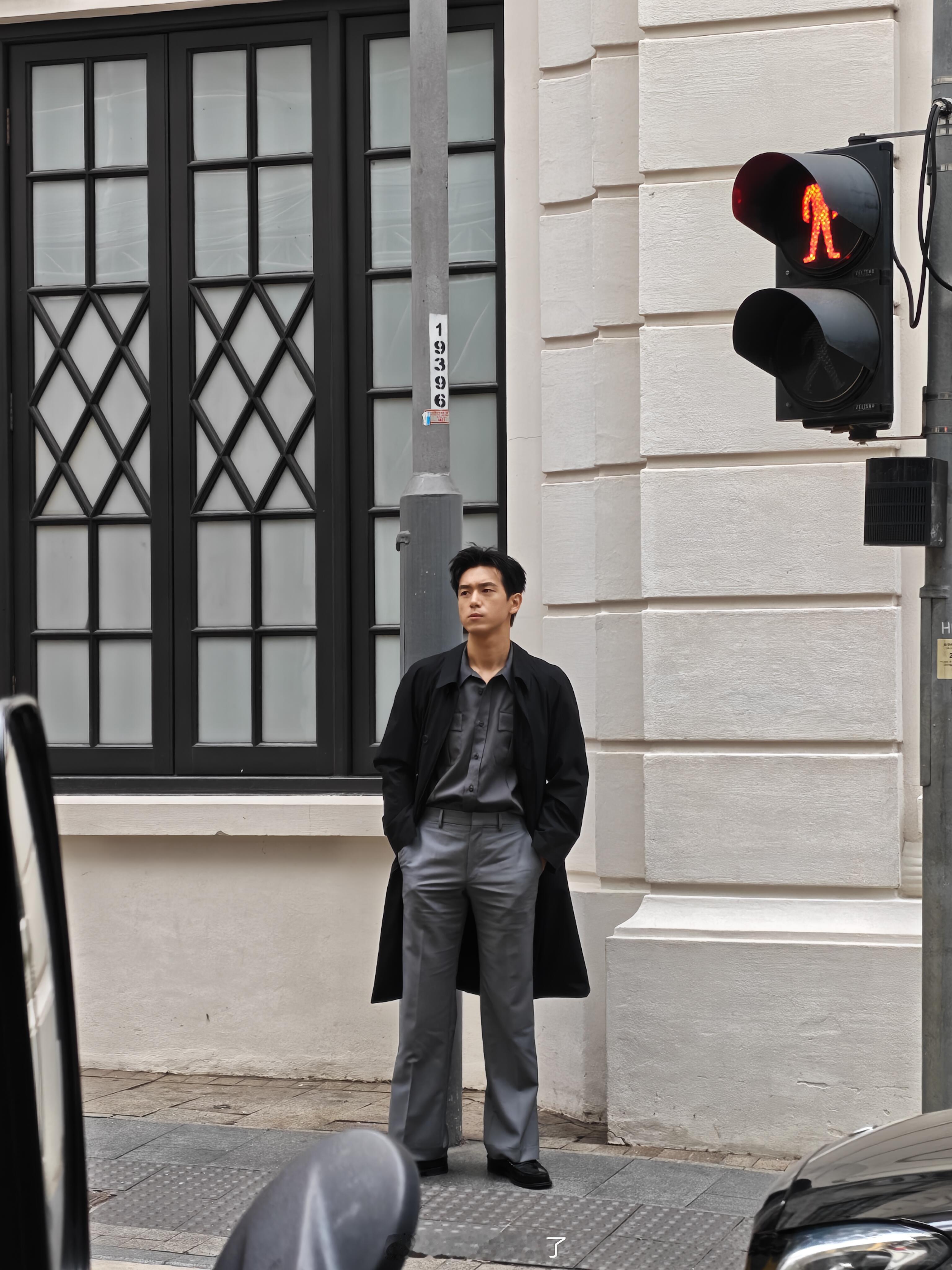 网友香港街头偶遇李现他就这样大大方方站在那！距离好近！ 