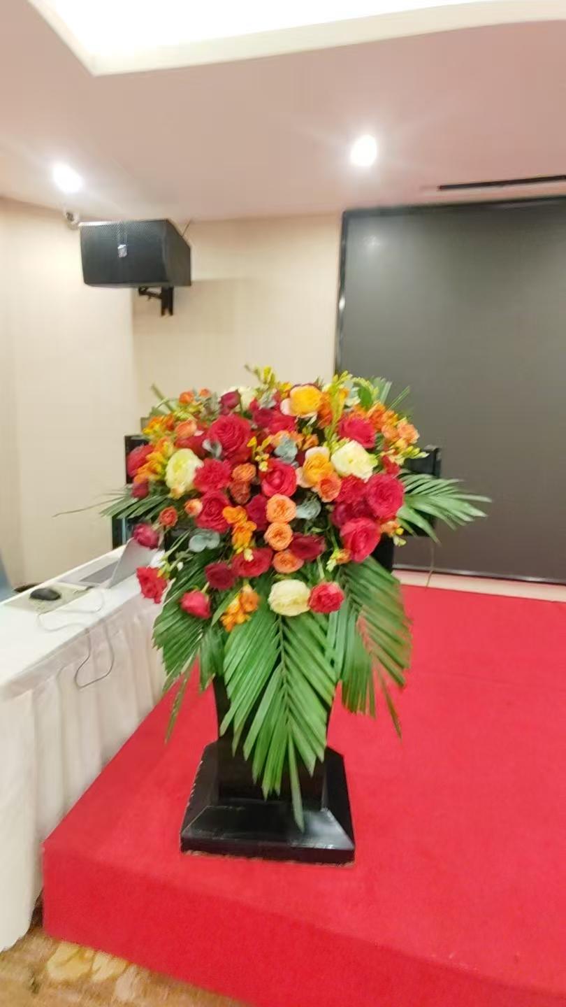 今天会切换部分仓位到其他科技板块中，比如人工智能或相关关联个股，毕竟人工智能等相
