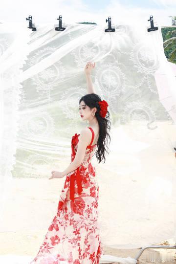 孔雪儿三亚美女相会孔雪儿美萌成啥了三亚氛围感直接拉满，明媚的海边造型又美又灵动，
