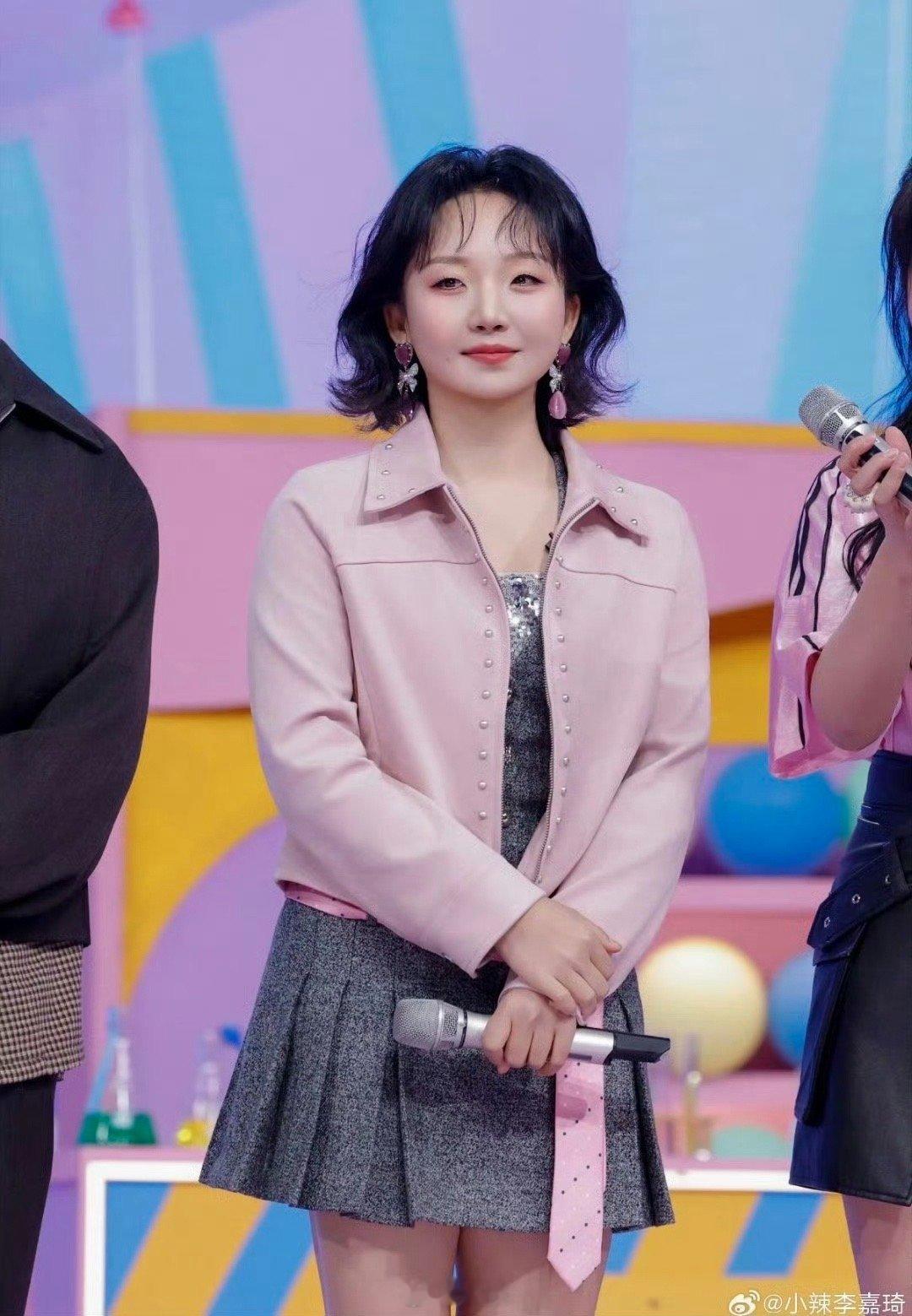 李嘉琦李雪琴你俩咋这么瘦了  救命！小辣和雪琴同框也太养眼了吧！双双穿粉色甜度拉