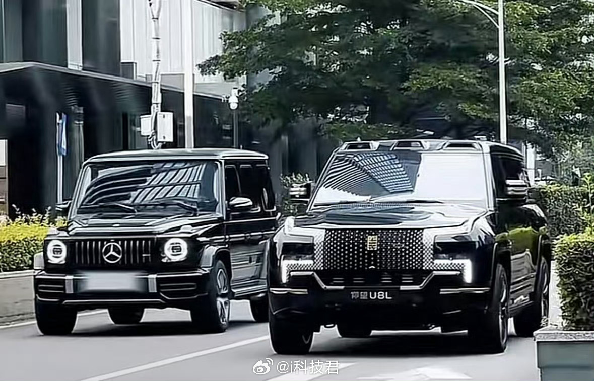 左边奔驰大G，右边仰望U8L，大家觉得哪款车最有气场？[doge] ​​​