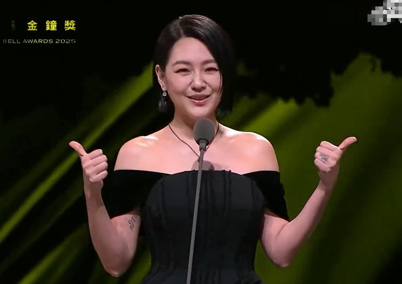 破防！小 S 戴大 S 骨灰项链领奖，笑起来全是姐姐的影子

金钟奖舞台太戳心！