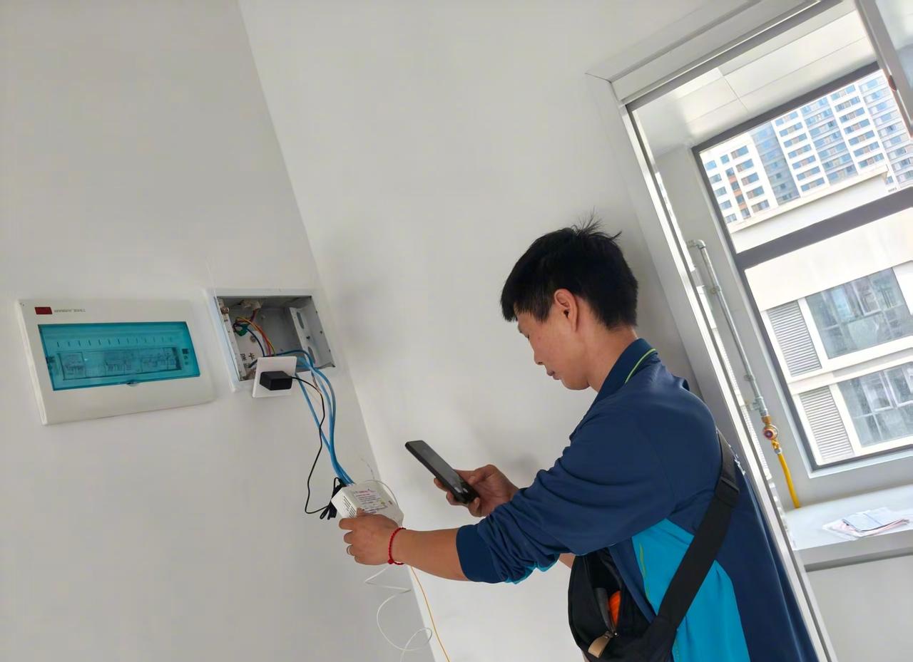 近日，针对新装宽带客户担心布线破坏新房装修的诉求，中国移动湖北襄阳襄州分公司主动