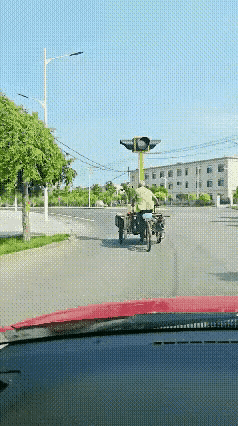 移动的红绿灯，大家见到过吗[笑哭]