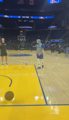 今天复出的库里￼赛前热身，上脚了阿迪达斯的爱德华兹￼一代。 