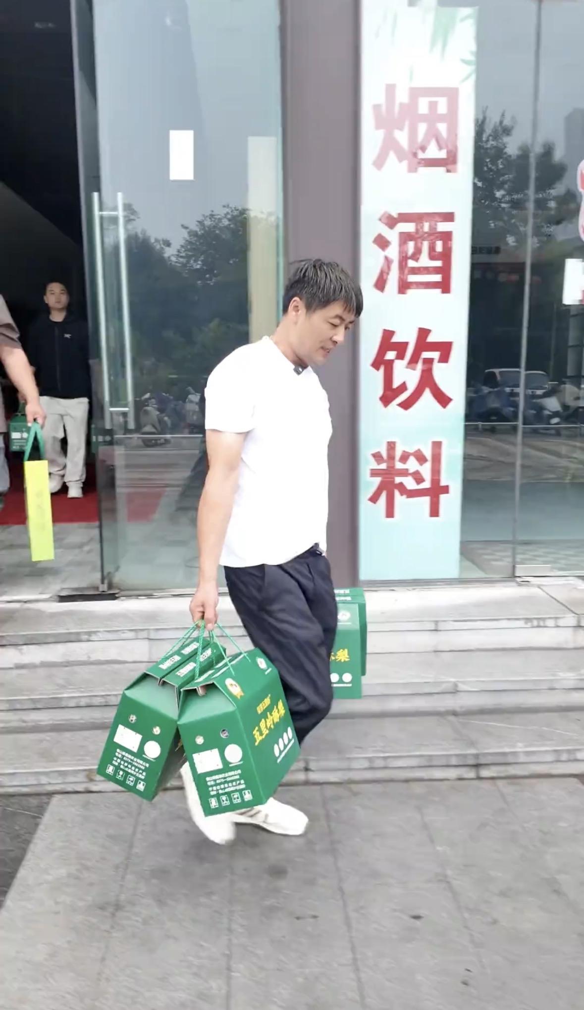 烧烤陈杰献爱心，陈杰自掏腰包给当地儿童福利院孩子买零食。

陈杰出圈后一直在做好