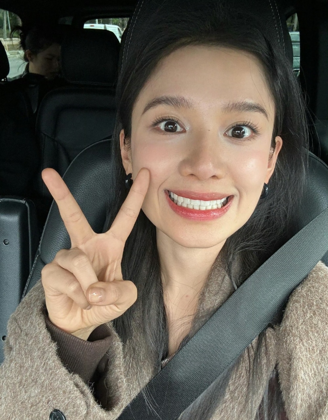 张婧仪 labubu呲牙笑，无滤镜生图直出，张婧仪就是硬美～ ​​​