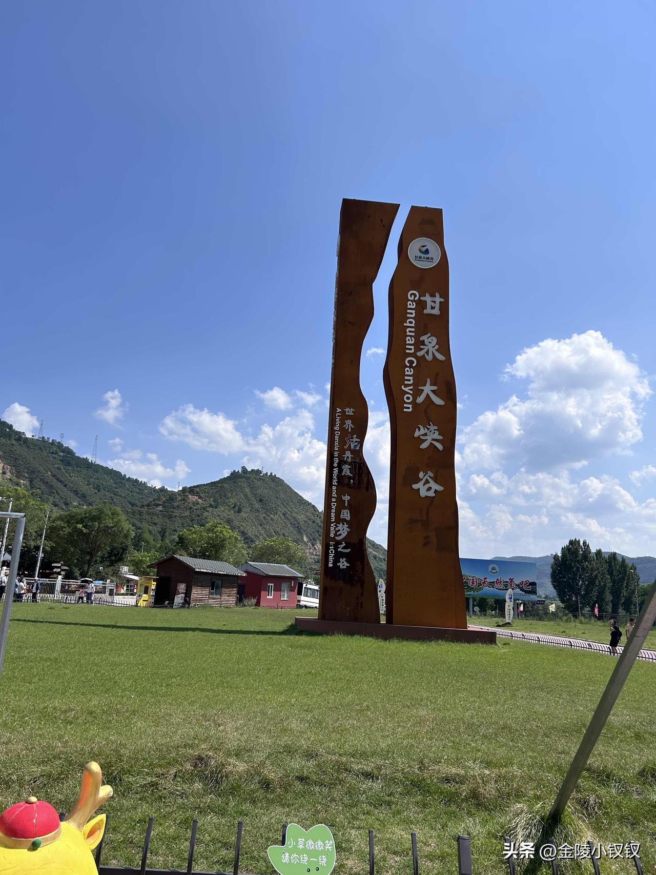 藏在黄土下的魔幻世界

早晨在酒店吃完早饭，我们乘坐大巴车离开了位于陕西省宝鸡市