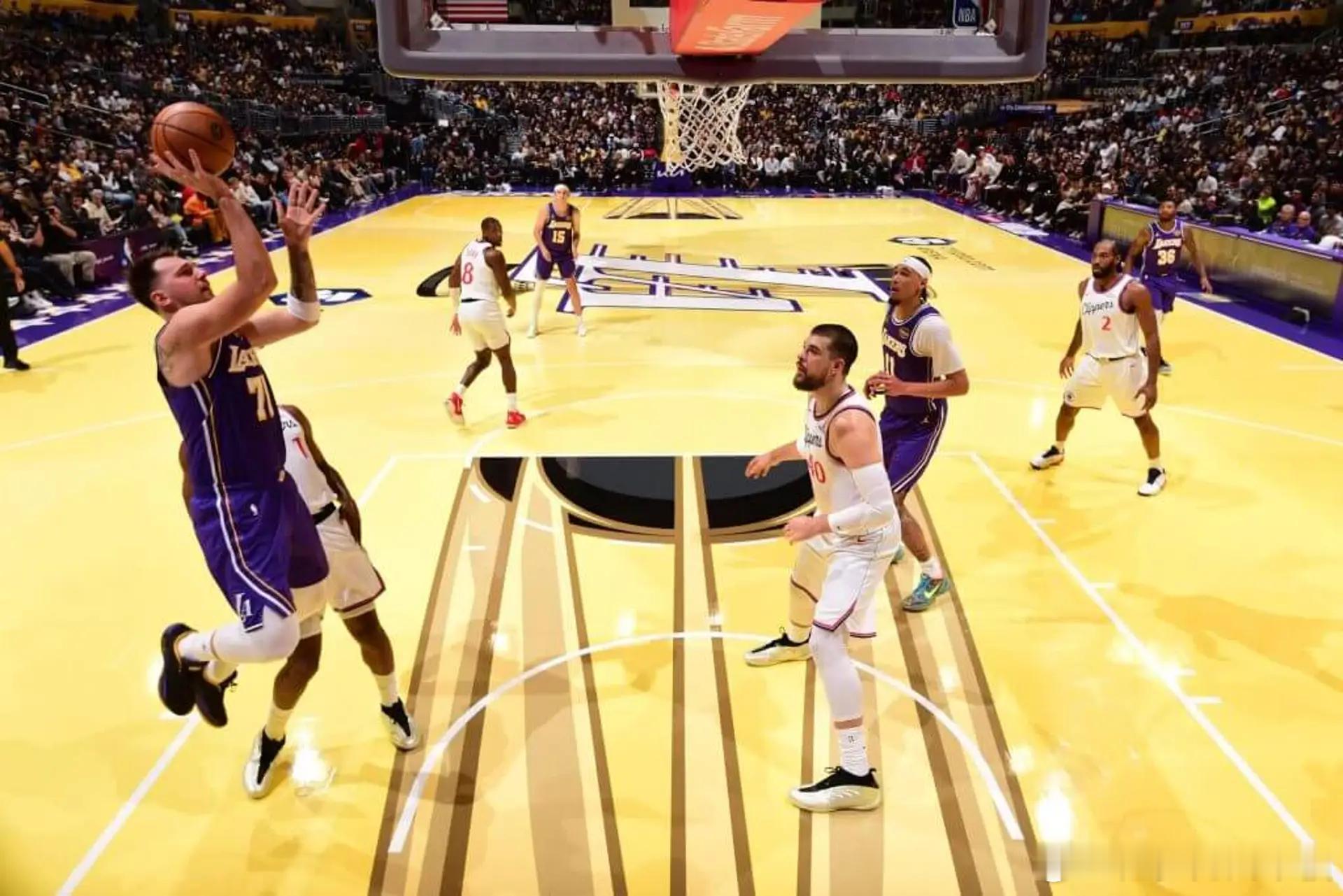 一名联盟发言人谈到了湖人暂停使用杯赛主题地板⬇️“球员的安全是我们的首要任务。我