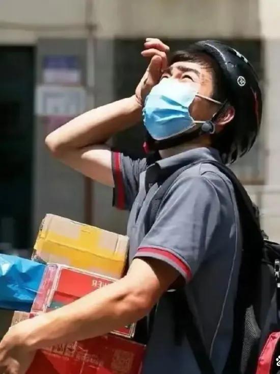 快递小哥的“赔钱”风波：诚信与误解的碰撞

河南的快递小哥王师傅，最近被一件事愁