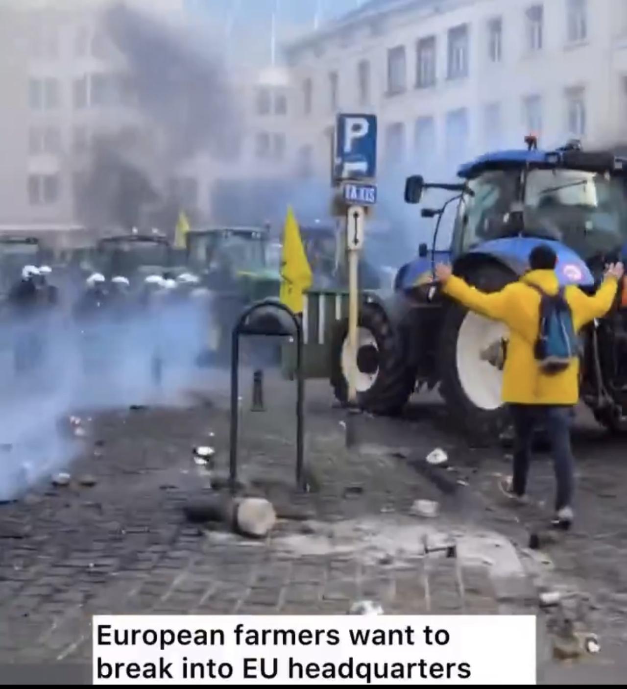 当地时间周四，来自欧盟各地的农民正试图冲击欧洲议会，以抗议欧盟与南美贸易集团南方