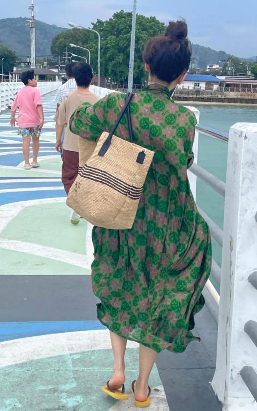 只看背影觉得平平无奇，一看王子文正脸觉得连衣服都好看了！ ​​​