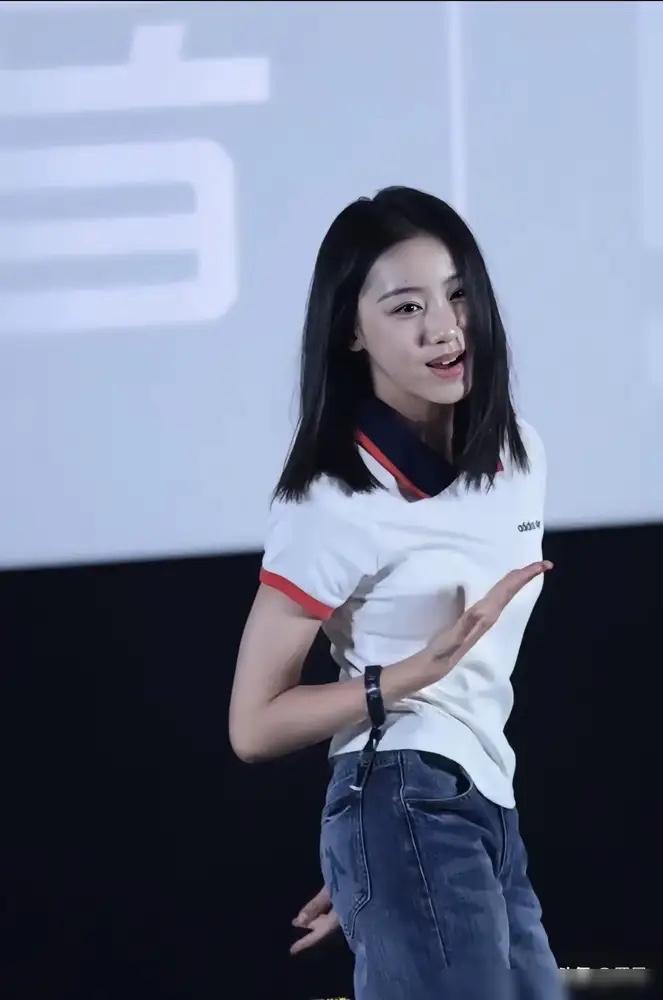 你教书二十多年，见过太多例子。早年带九年级时，有个女生初中没毕业就回家结婚，可现