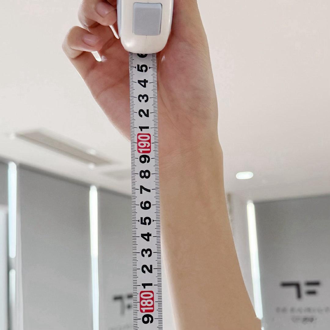 好了 然丝再也不用看他和同事同框来猜测身高了 张奕然的意思是他179了