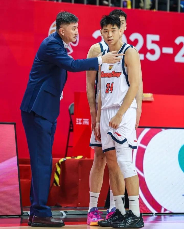 末节13分逆转+加时险胜！广东110：105战胜青岛，球员得分数据排名一览：
